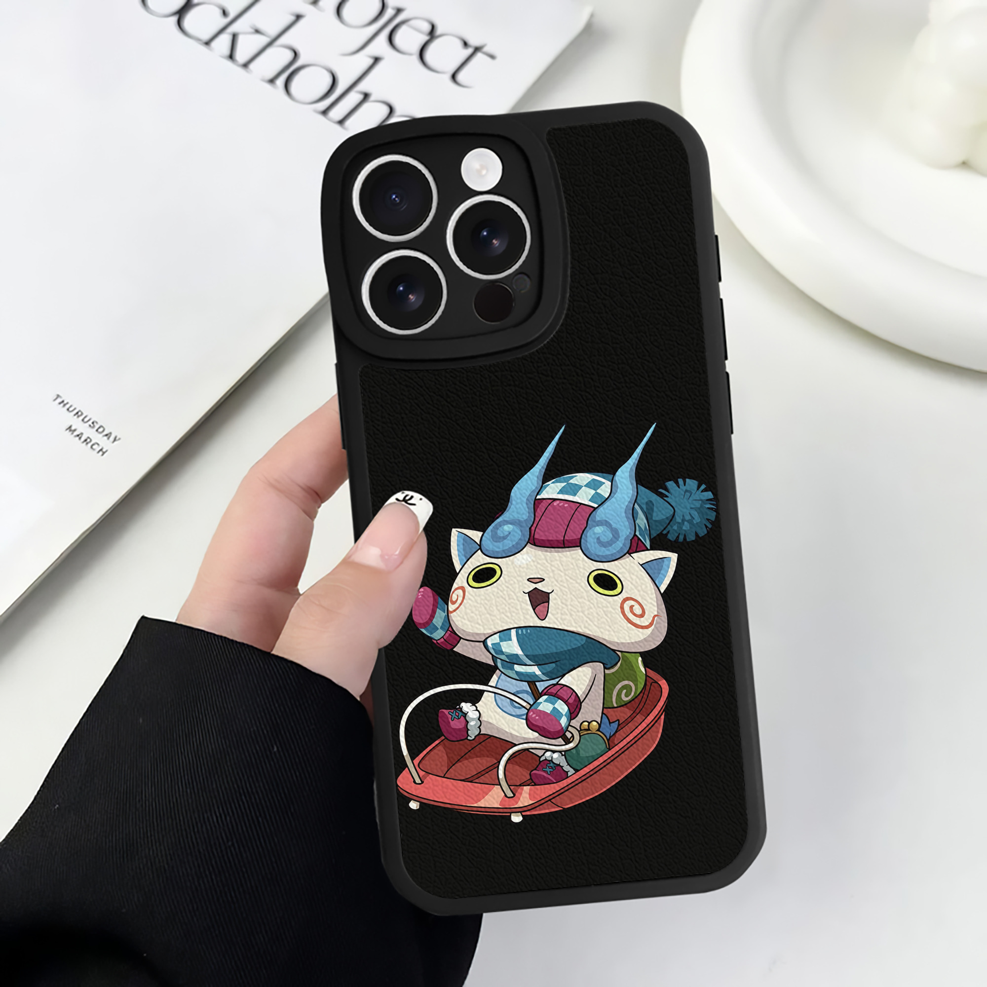 （画像用） 妖怪ウォッチ Yo-kai Watch 【iPhone 16シリーズ対応】シリコンスマホケース（レザー調） 材質：シリコン